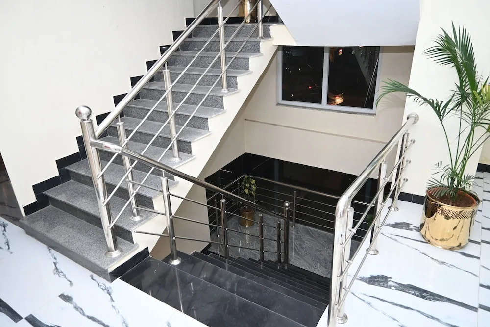 Hotel 99