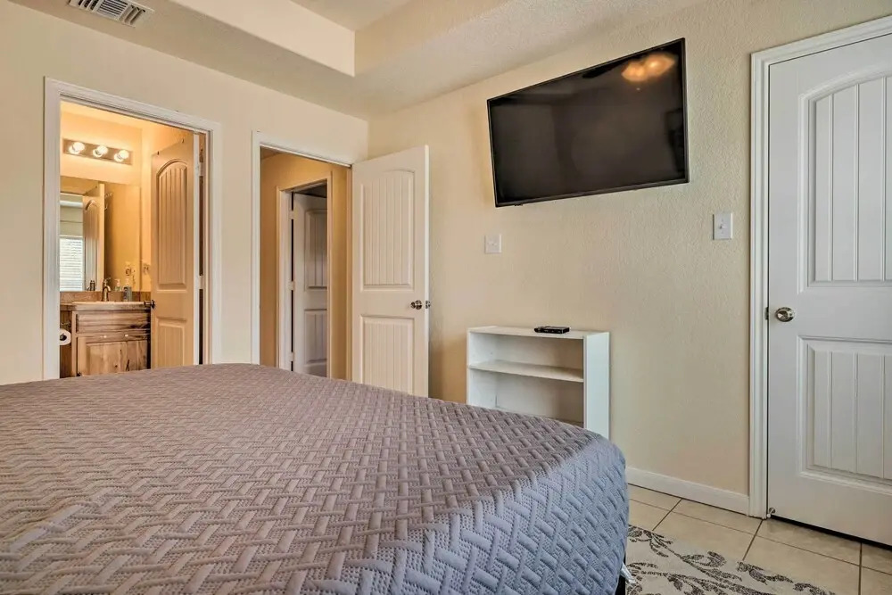 Pet-friendly Home w/ Deck: 1 Mi to Canyon Lake Fun
