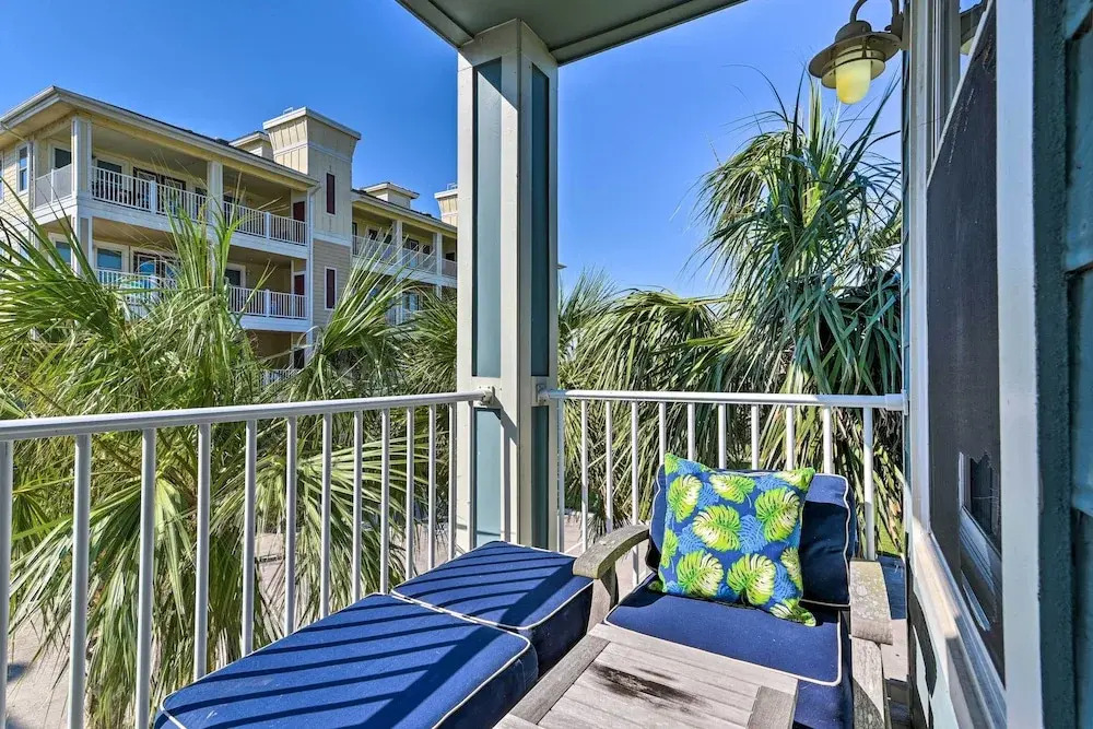Gulf View + Beach Access: Galveston Resort Condo!