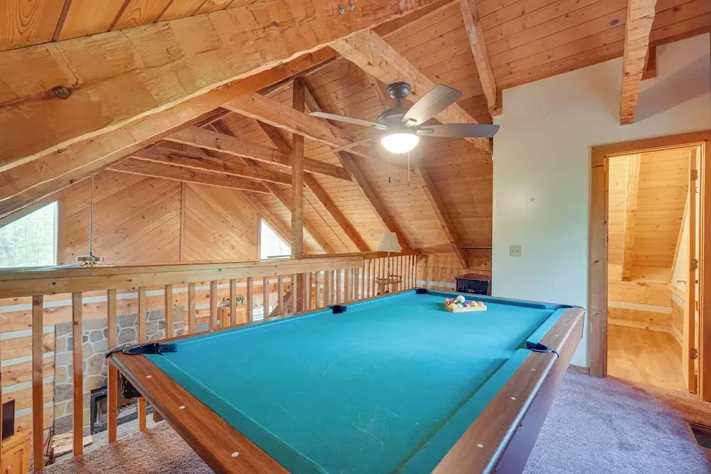Gatlinburg Cabin with Pool Table about 6 Mi to Downtown!