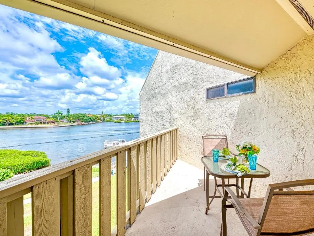 Luxury Waterfront Views/Pool/1400sf/2 min to Beach