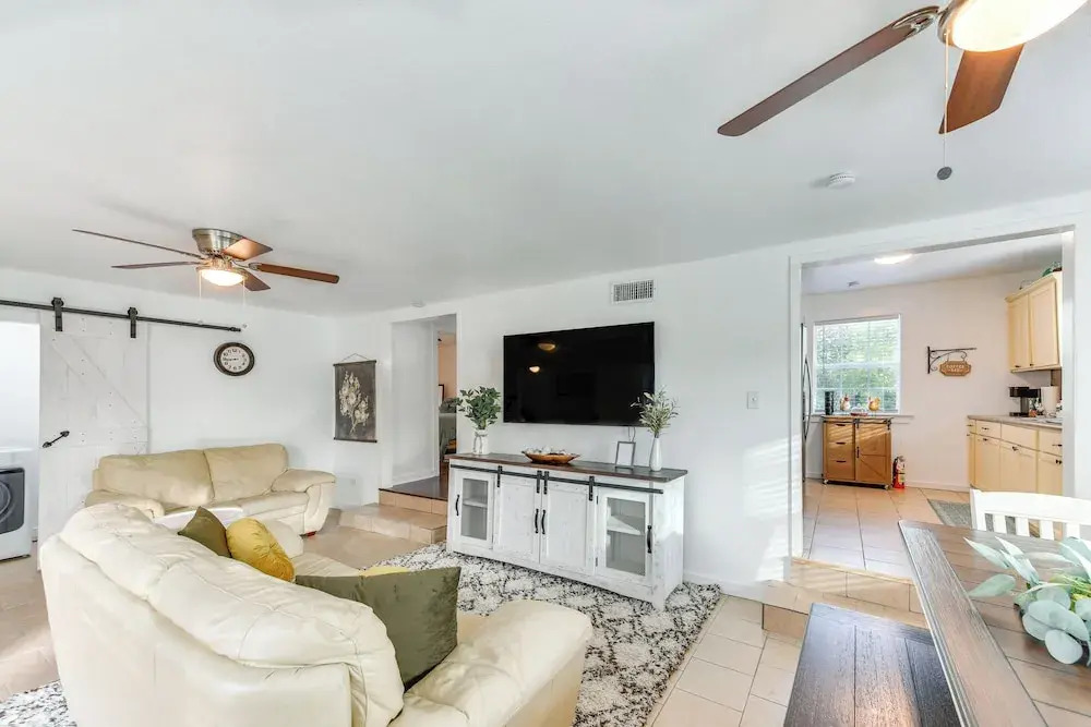 1 Mi to Dtwn Waco! Lovely Home w/ Fire Pit Table