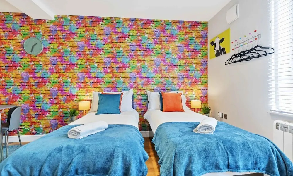 Rainbow Studio - Spacious City Centre - Close to sea - Sleeps 1 to 3 Guests
