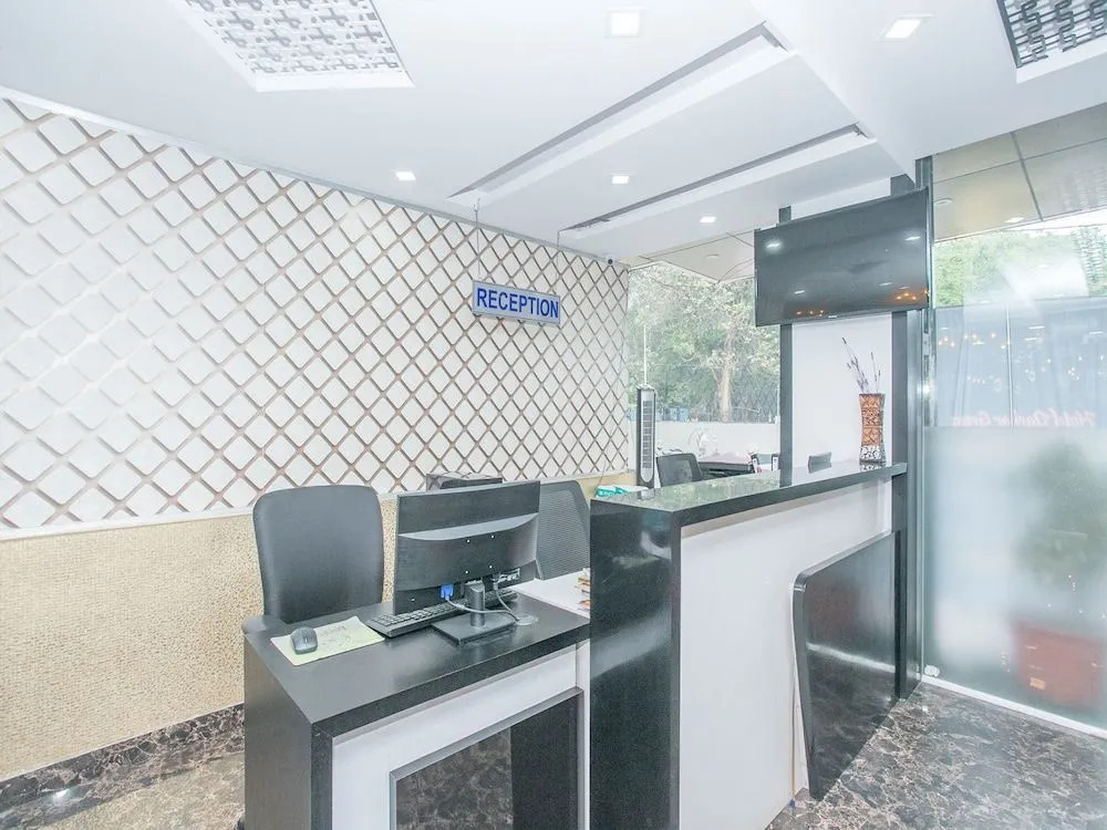 OYO 15352 Sahara Suites