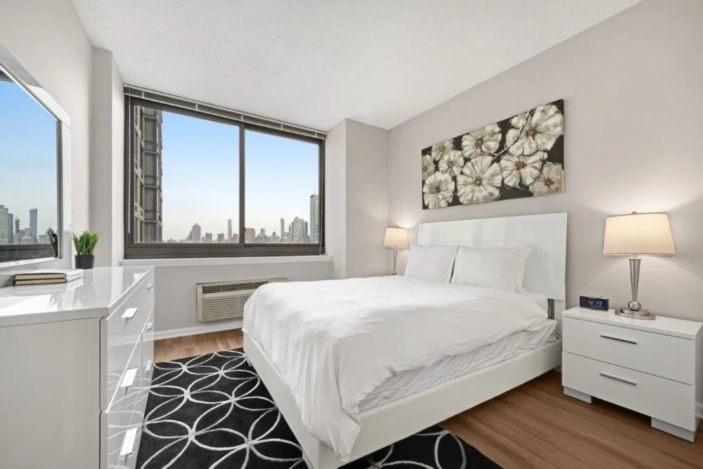 Bluebird Suites near PATH
