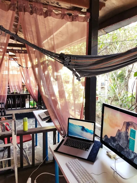 Salon de Nomad Gili T.