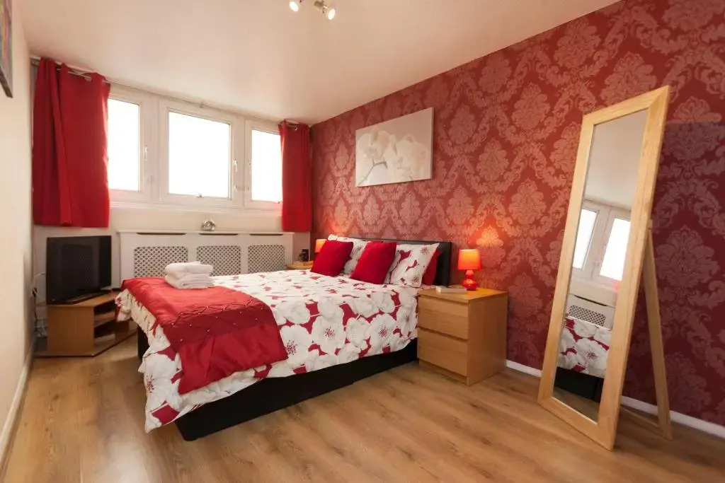 Victoria Centre 2 Bedroom Apartments with 4 Beds in Victoria Centre Shopping Centre - Nottingham City Centre - 24 hour access - Most Central Location - Full Kitchen - Opposite Hilton - Parking for Cars or Vans from Five pounds a day - Sunday 1pm Check-out