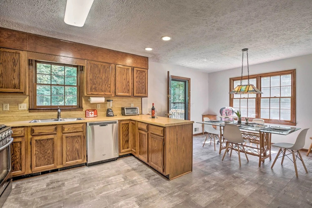 Quiet Home w/ Fire Pit - 1 Mi to Downtown Acworth!