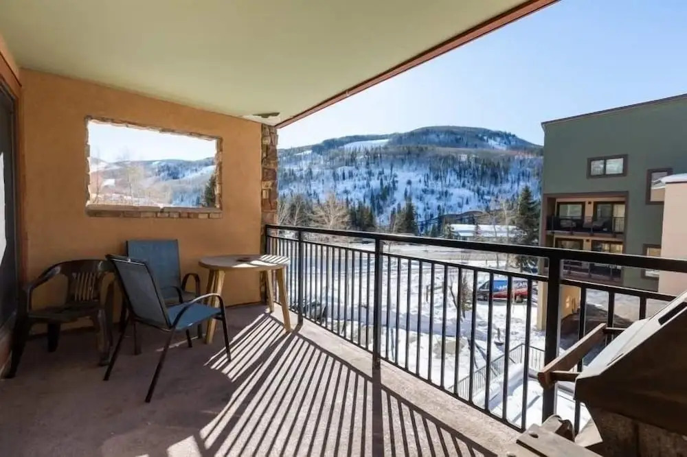 Sizeable Condo Free WiFi & Uncovered Parking by RedAwning