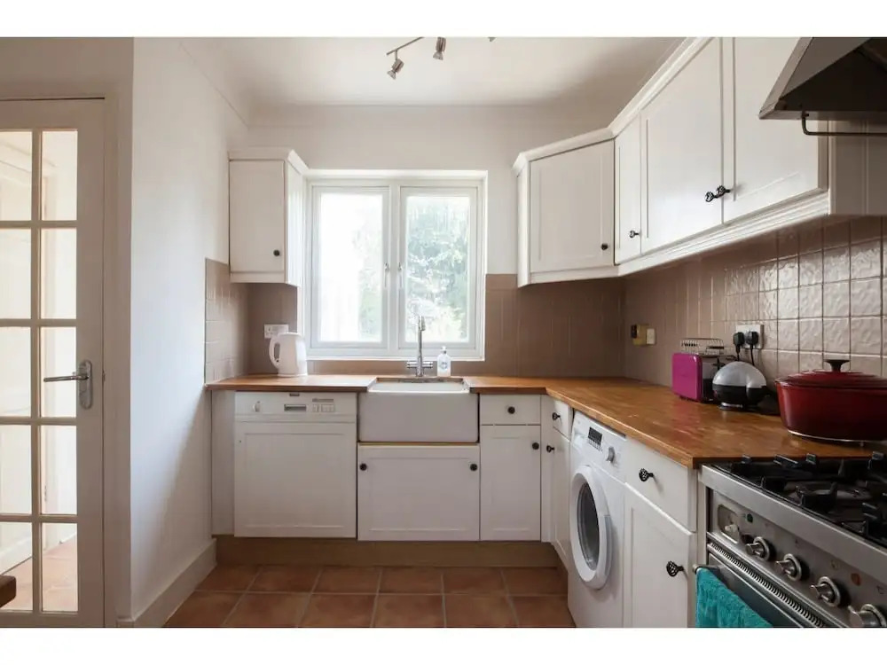 Spacious 3-br House W/conservatory in Greenwich
