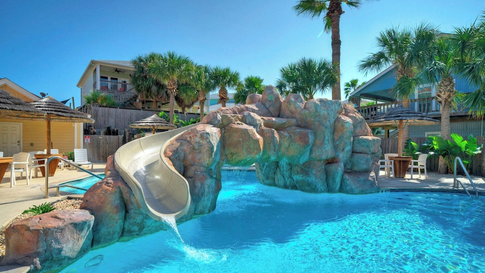 Sleeps 29, 3 Homes Beachside Resort Pool, Walk to the Beach