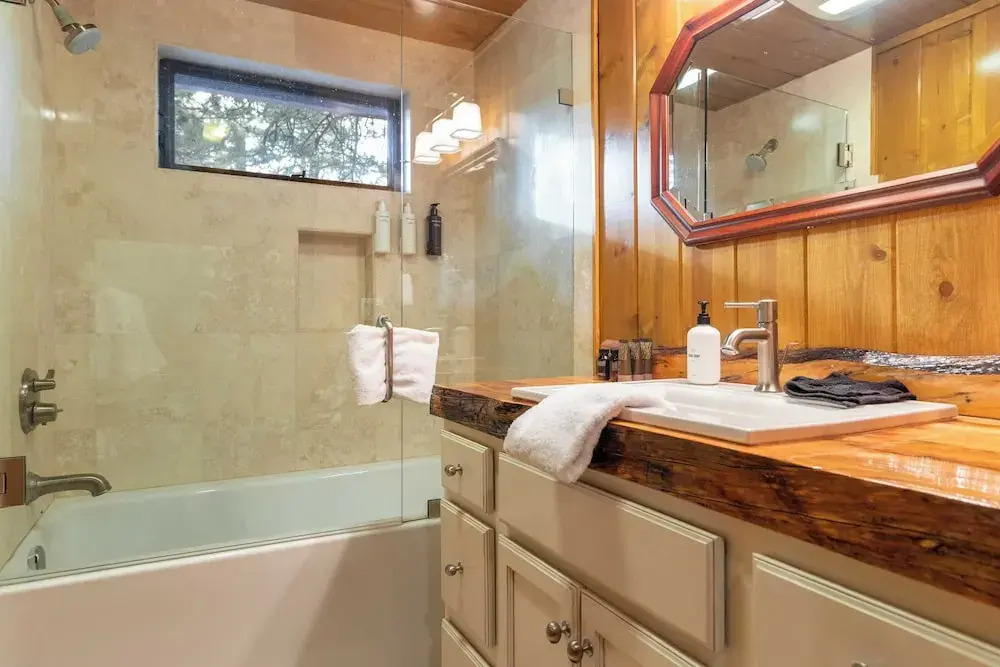 Shoreline Lakehouse by Avantstay Majestic Lakefront Cabin w/ Hot Tub & Fire Pit!