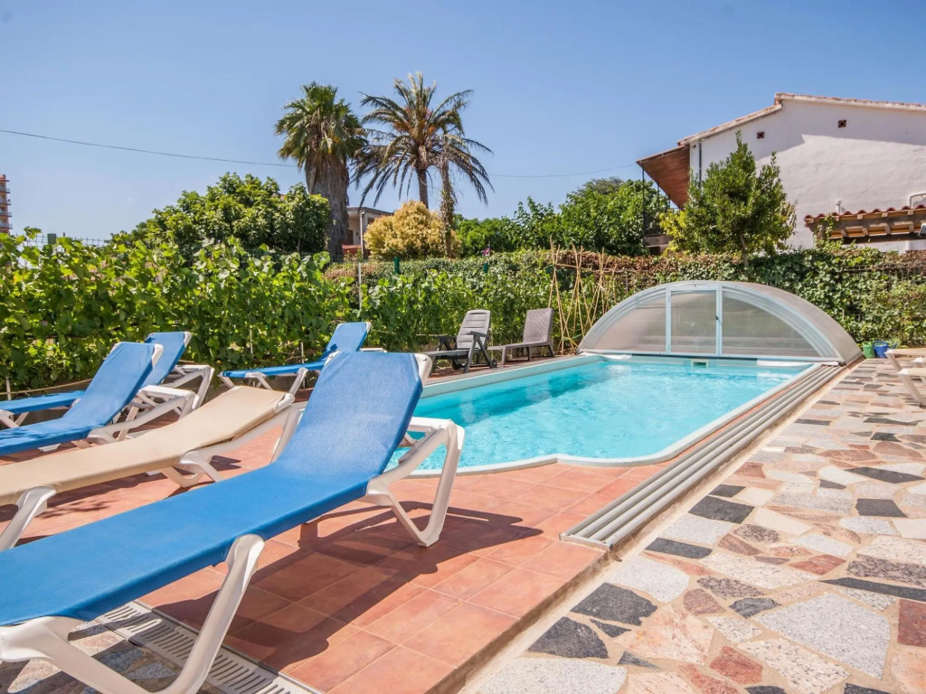 Holiday Home with private pool in Sant Pere Pescador