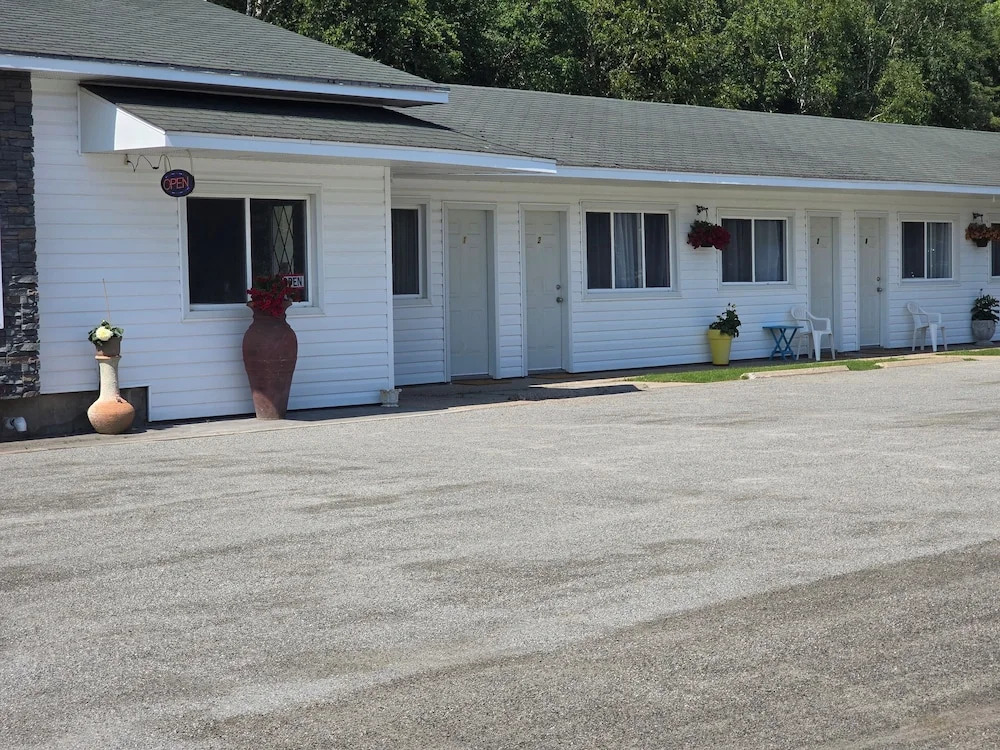 White Fang Motel