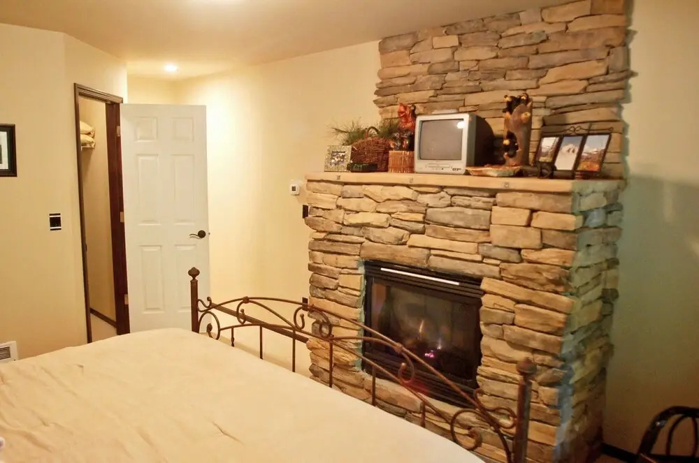 Glacier Springs Cabin 89 Cedar and Log Cabin Close to Skiing and Hiking