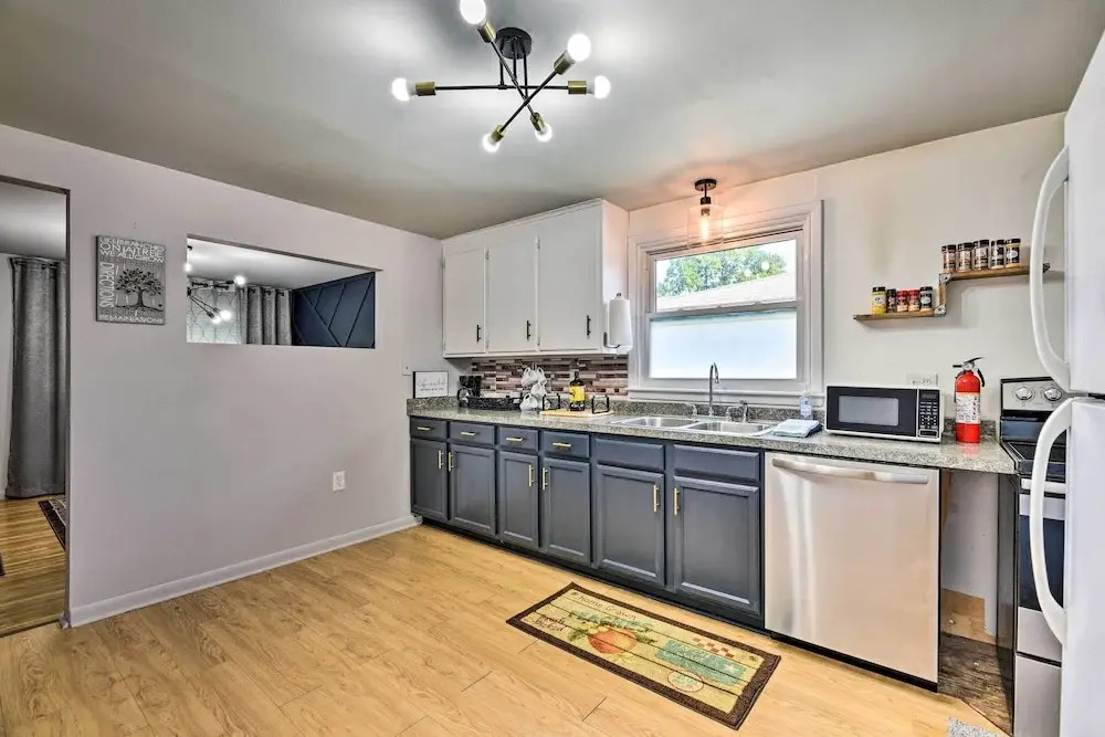 Charming Buffalo Apt: 18 Mi to Niagara Falls!
