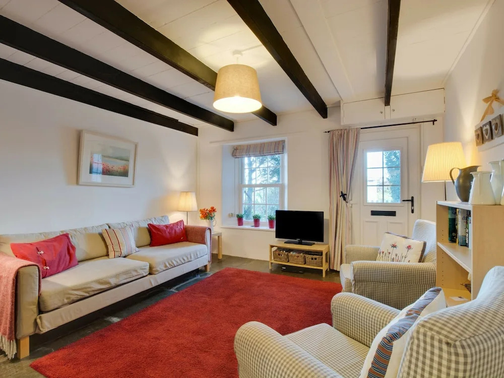 Beautiful Holiday Home in Wadebridge With a Fireplace in the Bedroom and a Lovely Garden