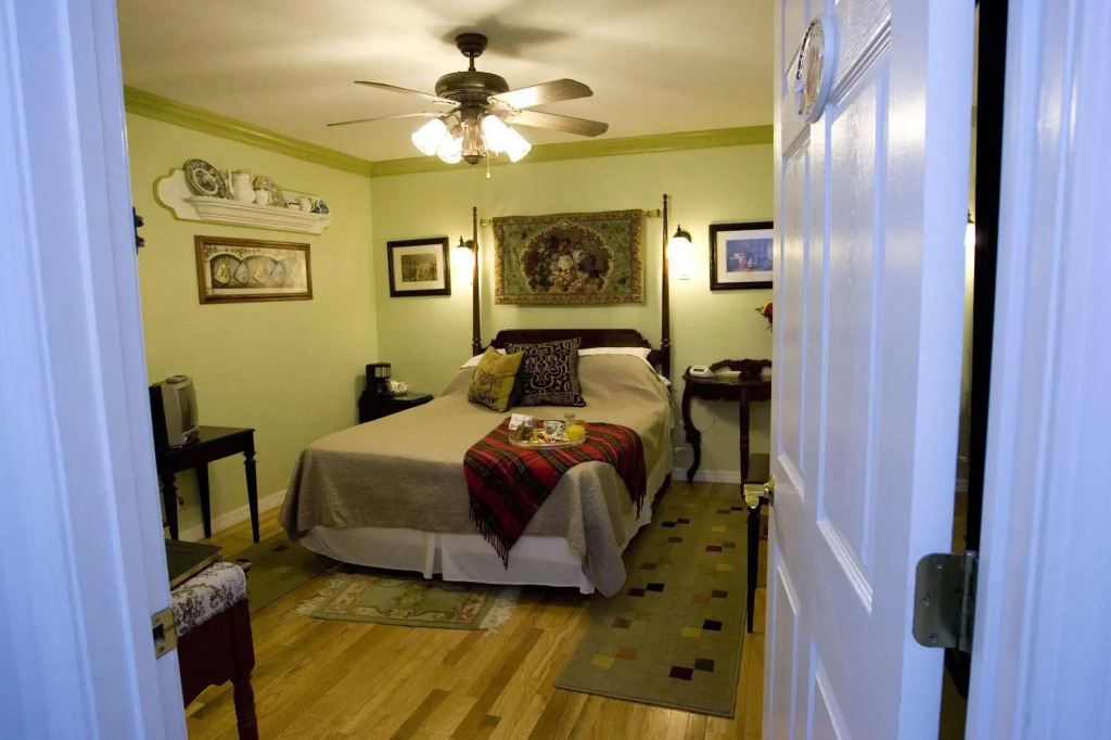 Little English Guesthouse Bed and Breakfast