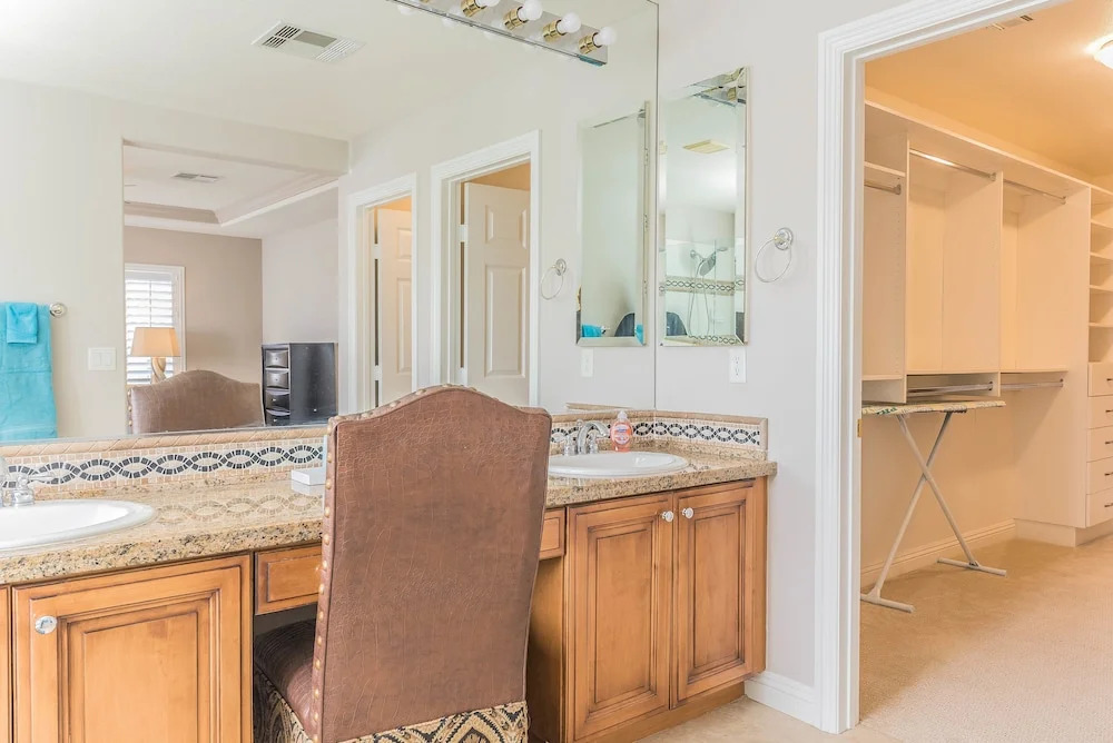 Luxurious 4BR 9min to LV Strip Sleeps 16