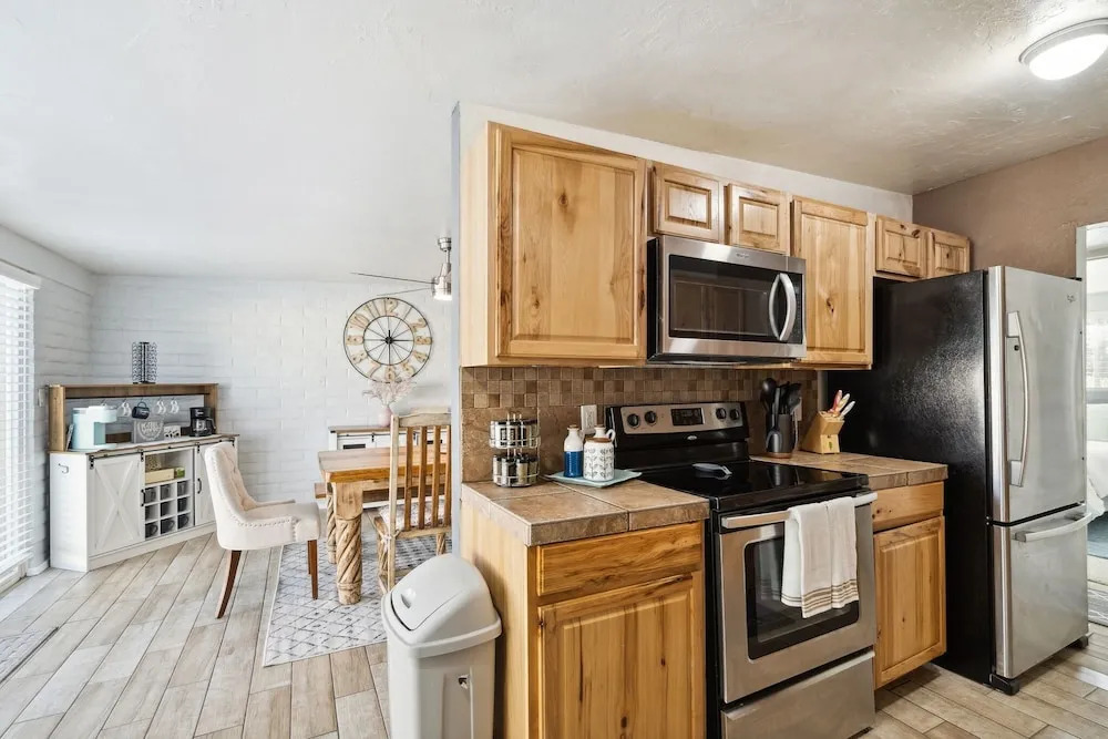 Family-friendly Desert Oasis 5 Bedroom Home by RedAwning