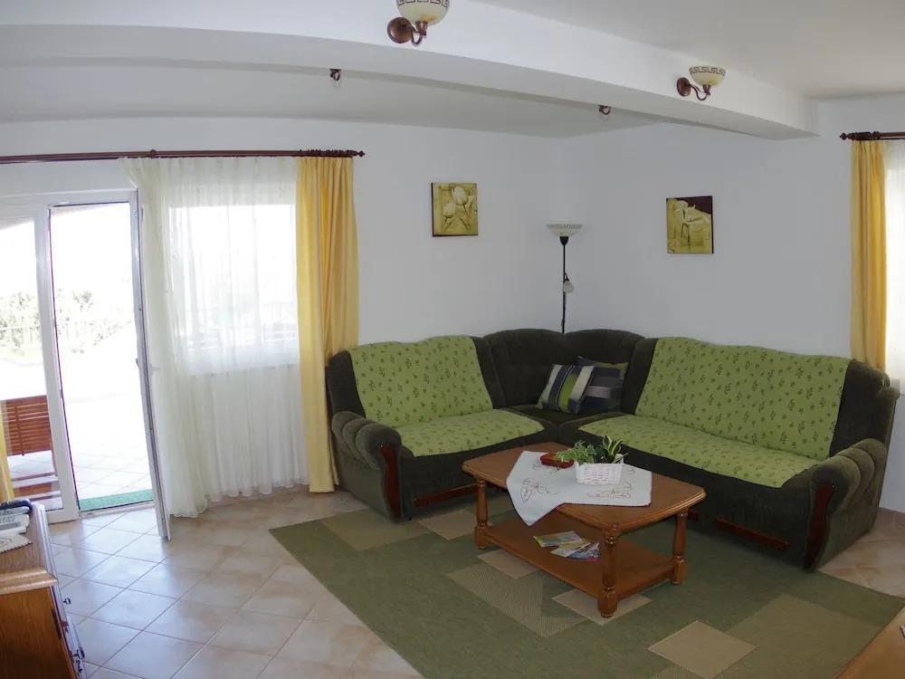 Quaint Apartment with Garden in Pula