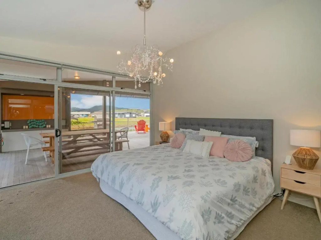 Sanctuary By The Water - Matarangi Holiday Home