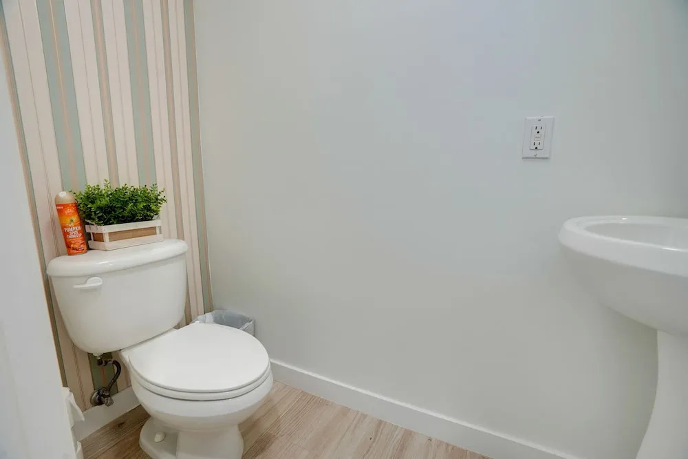 Bright Goodyear Home: Community Pool, Hot Tub