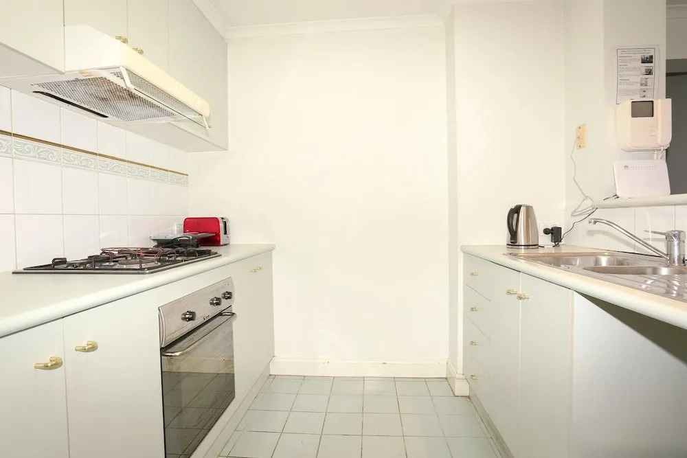 3 Bedrooms 2 Car Parks Carlton Garden Opposite