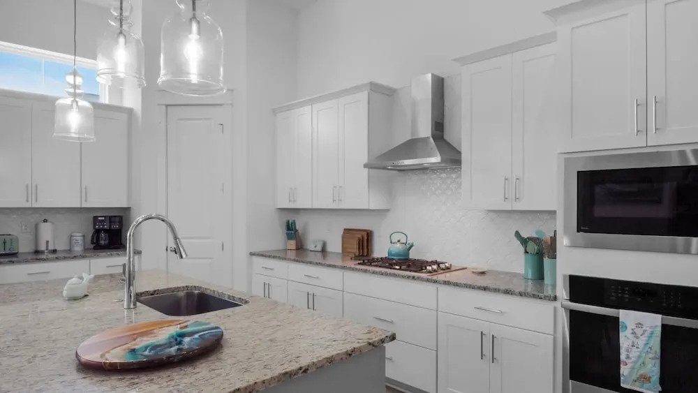Minutes to Beach & Largest Public Beach Access, Modern New Build in Inlet
