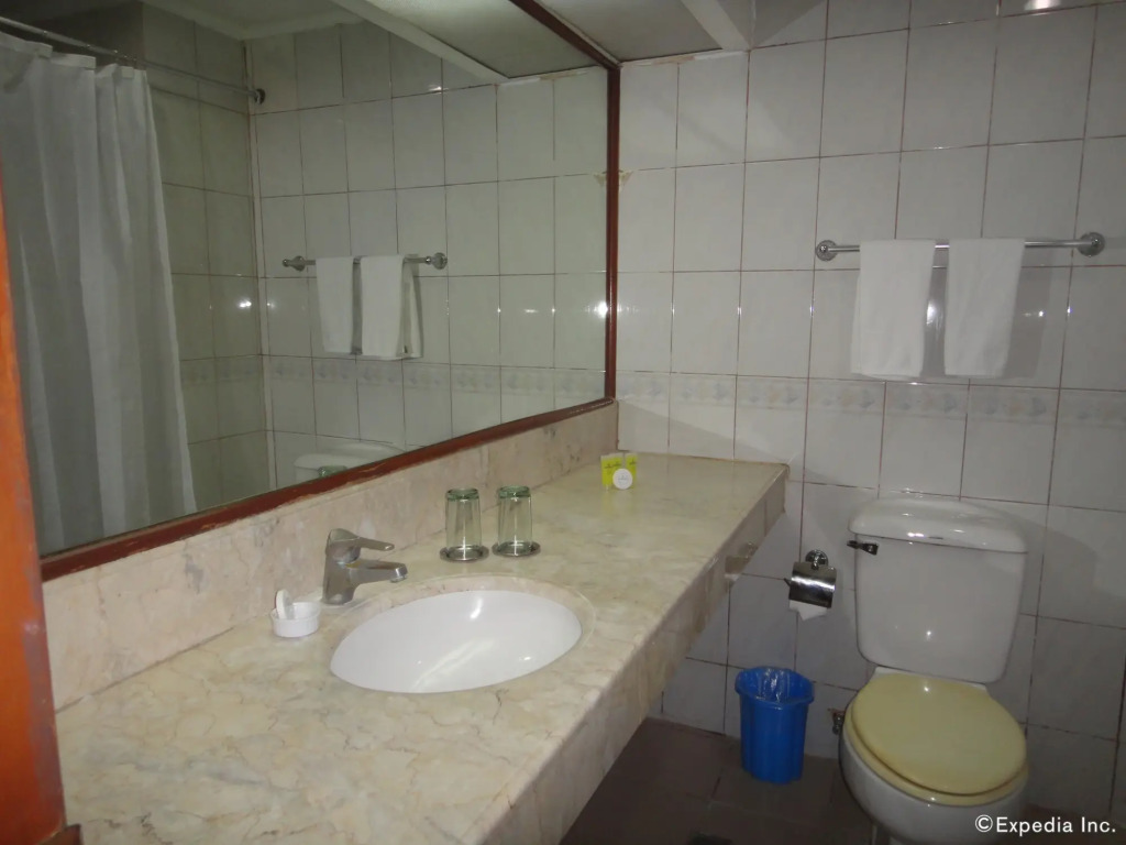 Golden Peak Hotel & Suites powered by Cocotel