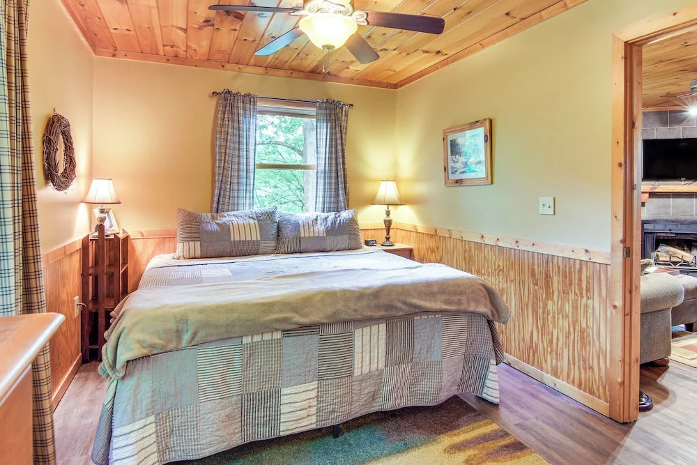 'fox Den' w/ Hot Tub! 22 Mi to Cataloochee Skiing