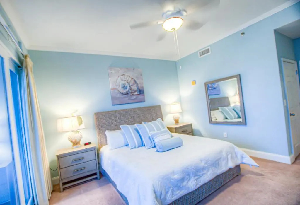 Large 3 Bd Penthouse 2020 In Laketown, Great Views and Amenities!