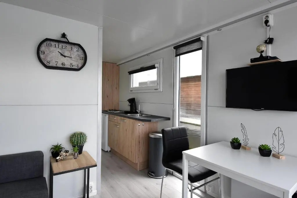 Cosy floating boatlodge, "Paris"