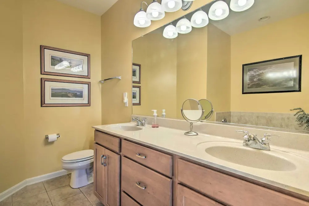 4 Mi to Bethany Beach: Sunny Escape w/ Porches!