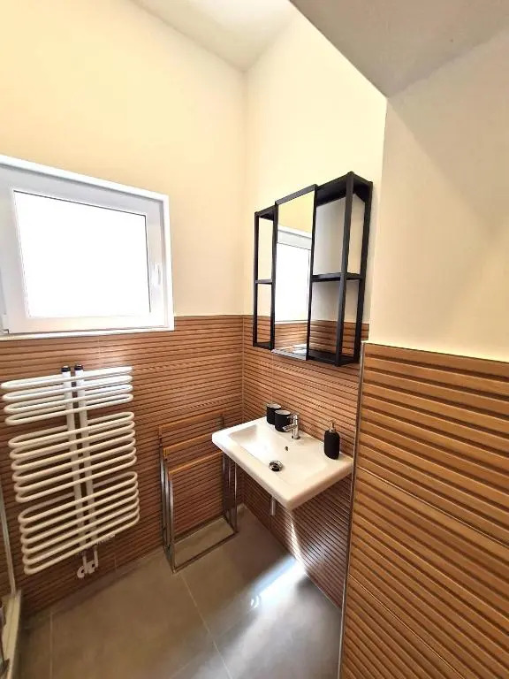 Burgunder helle und geräumige Ferienwohnung