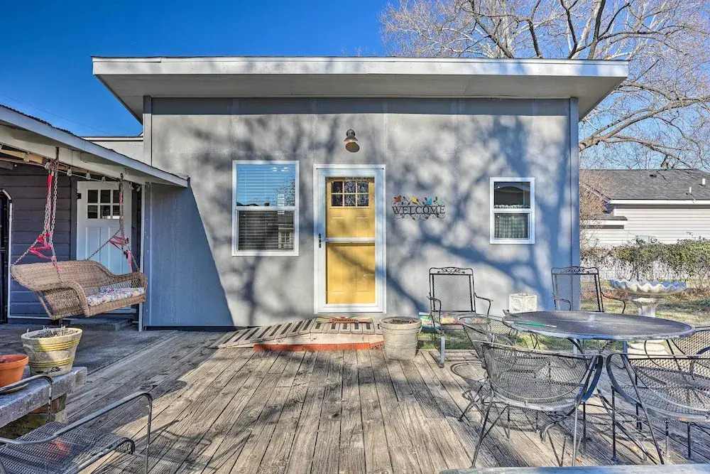 1 Mi to Dtwn Rogers: Convenient Getaway w/ Patio