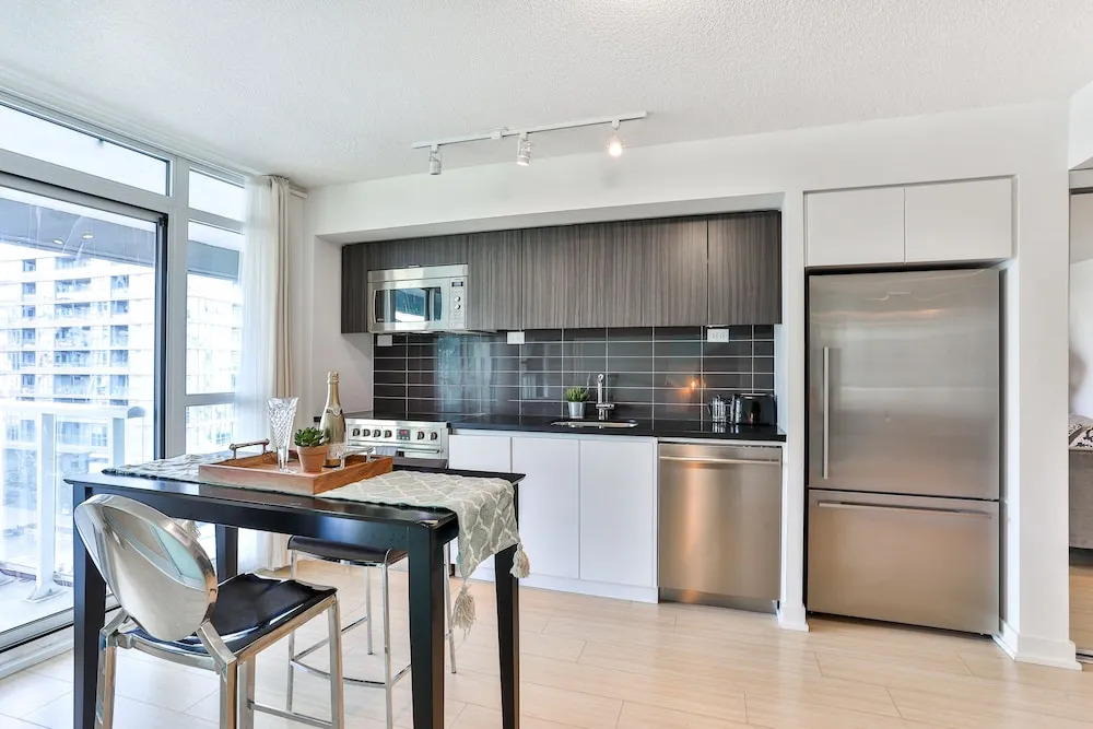 Cityplace 1B Lux Condo Lakeside Skydome Mtcc