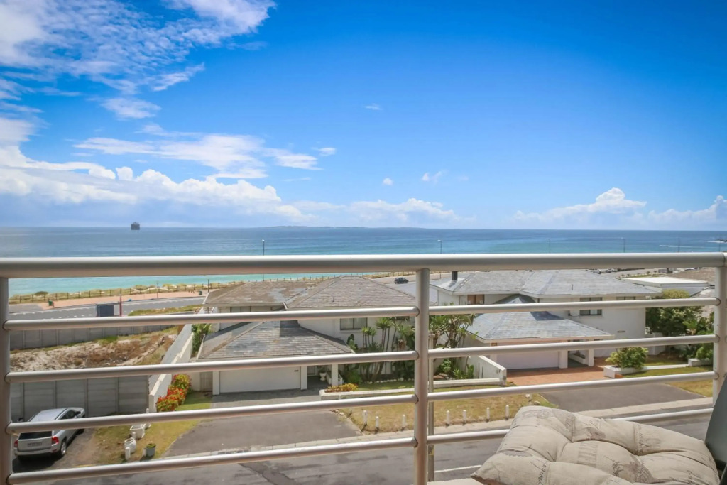 Luxury beachfront 2 bed, 2 bath with communal swimming pool