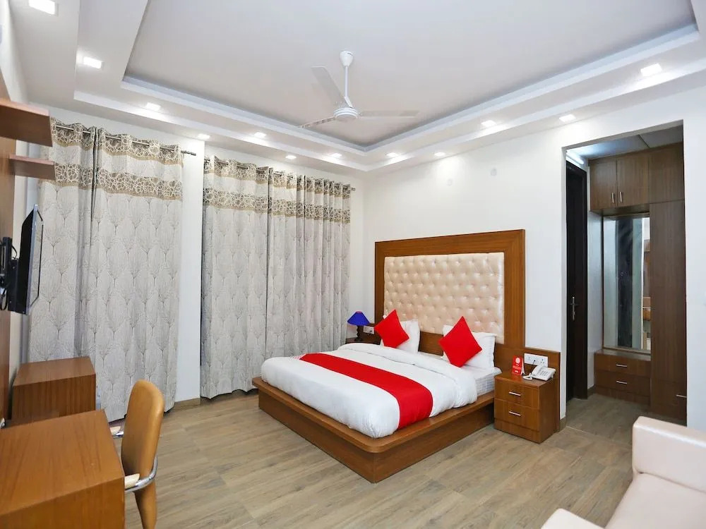 OYO 12692 Amexx Residency