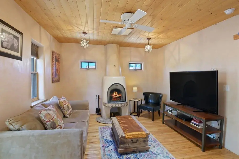 Casa Intima - Downtown Adobe, Walk to Plaza and Railyard, Kiva Fireplace, Large Enclosed Yard