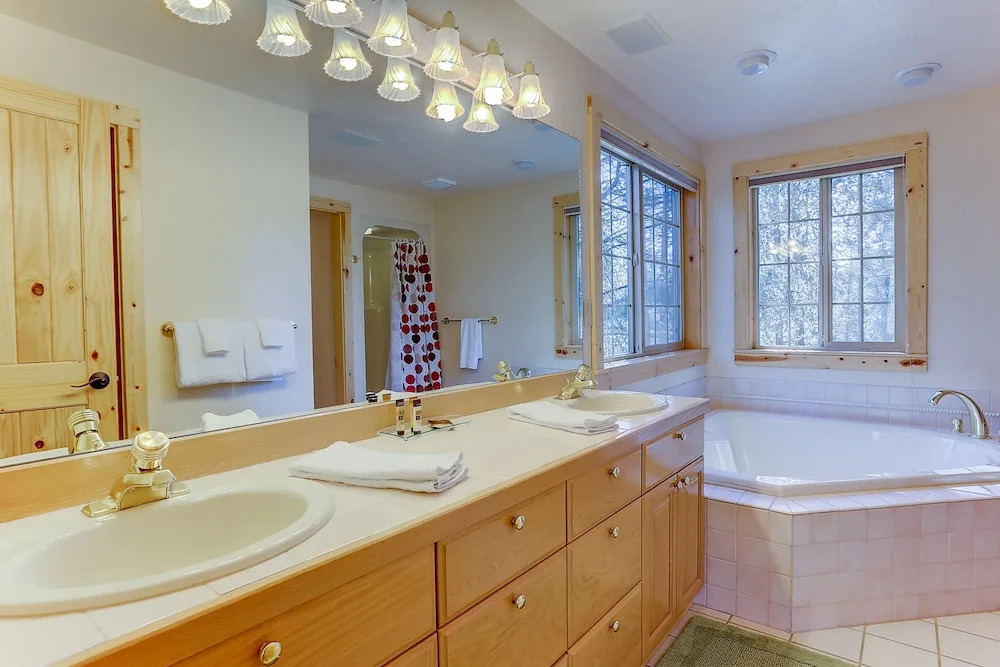 3 Mt Baker Peaceful Lodge Style Home with Private Hot Tub and BBQ on the Patio by RedAwning