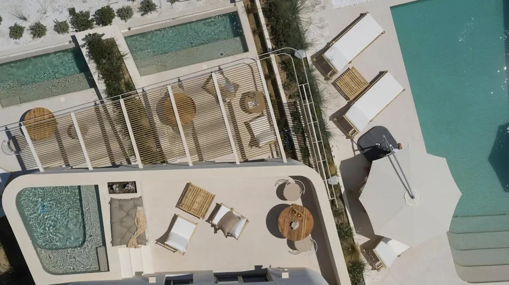 White Pebble Suites