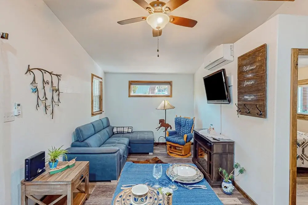 1BR Dog-friendly Lakefront Cabin w/ Canoes