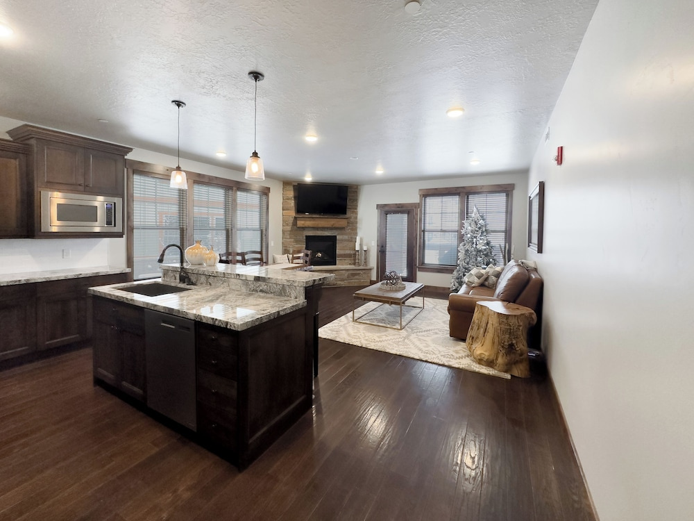 Ideal Condo 2 Minute Drive to Deer Valley's Lift