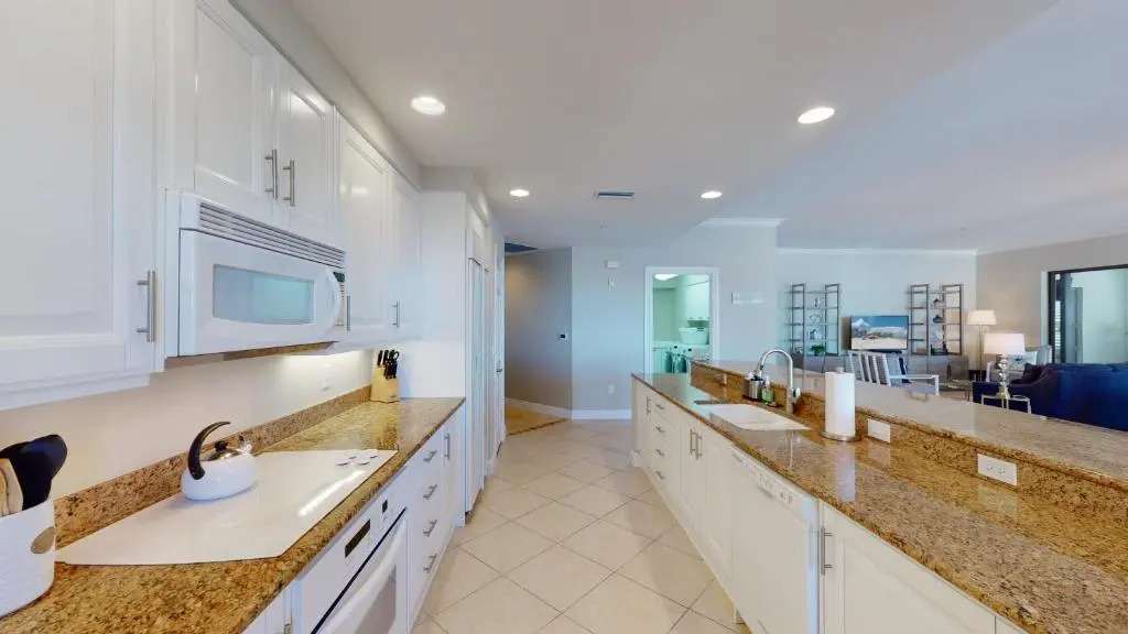 Luxury 3 Bed Condo at Popular Esplanade Overlooking Smokehouse Bay