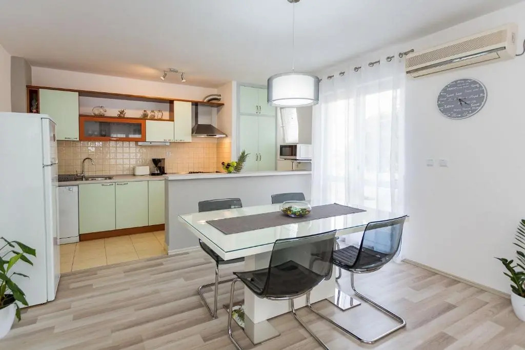 Apartment Petar - 50m from sea