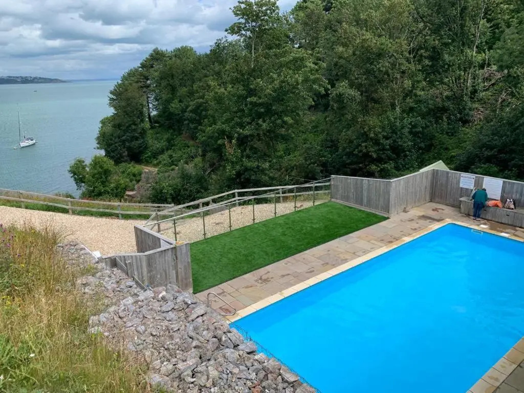 Avocet 2 Luxury Apartment with Pool and Parking