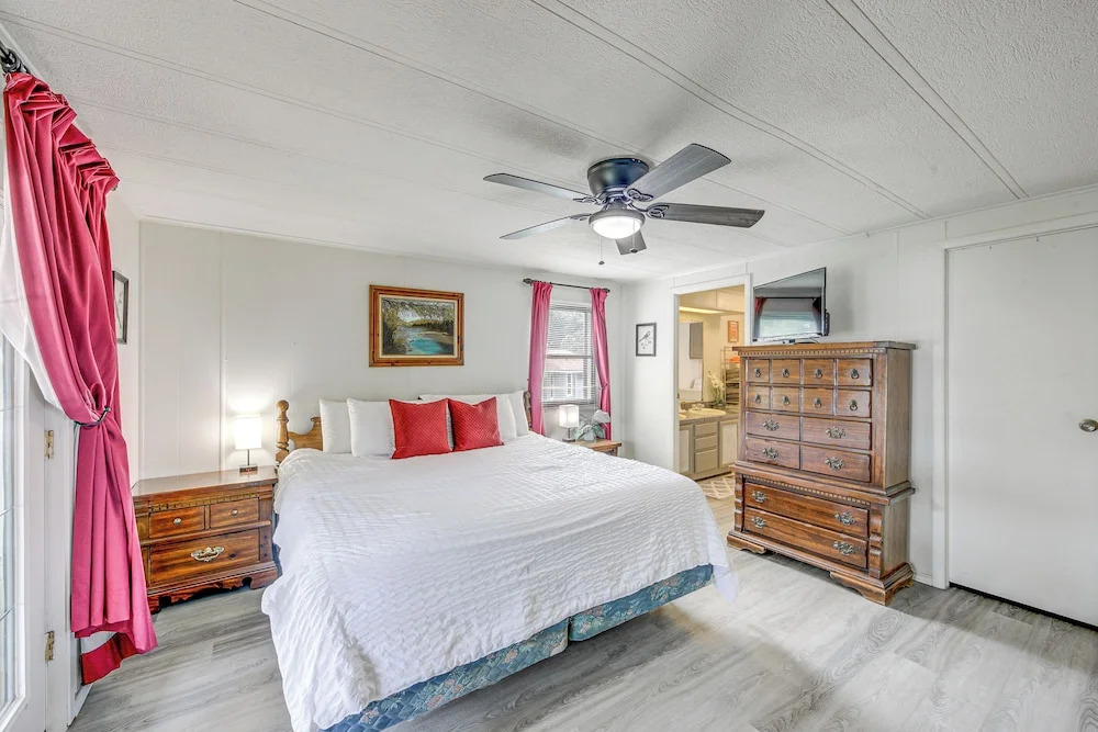 Lakefront Gun Barrel City Home w/ Dock & Deck