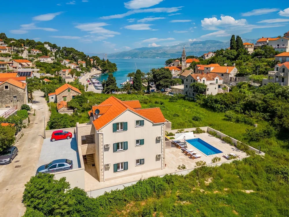 Janie in Splitska With 4 Bedrooms and 2 Bathrooms