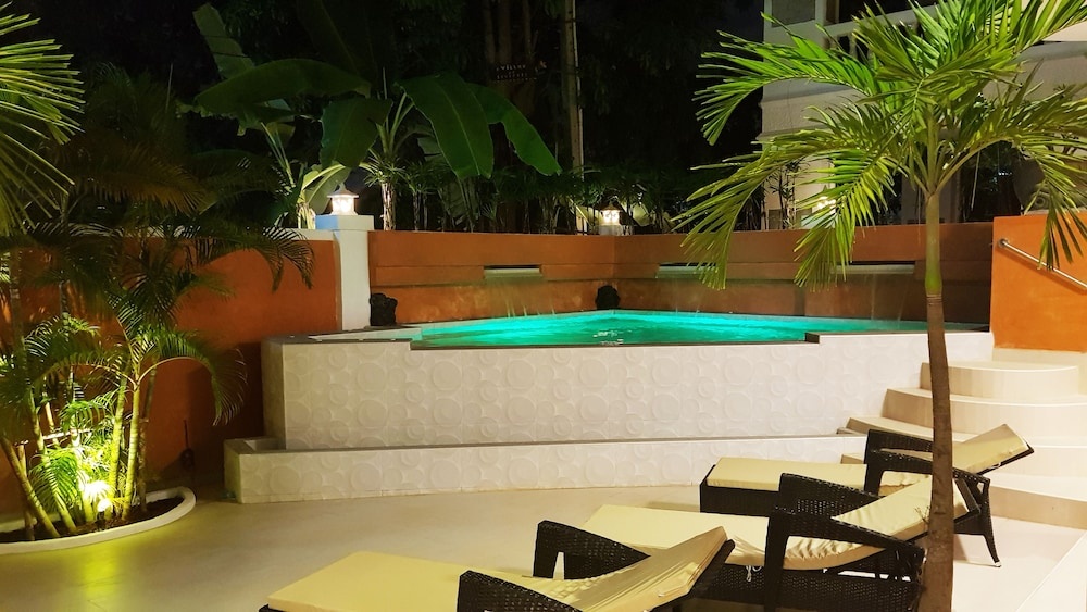 IZZYLAND Luxury Pool Villa Pattaya Walking Street